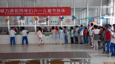 給孩子們送去一份快樂——公司多家小學餐廳、美食廣場舉辦六一兒童節活動