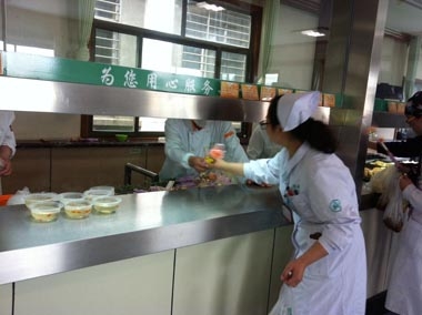 齊魯醫院餐廳向醫院女職工贈送康乃馨 齊魯醫院餐廳向醫院女職工贈送康乃馨
