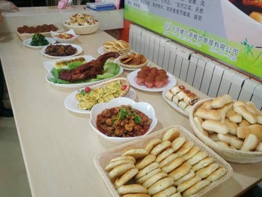 美食節上的菜品和面食展示 美食節上的菜品和面食展示