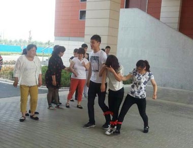 鄭州區域員工正在進行“綁腿跑” 鄭州區域員工正在進行“綁腿跑”