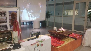 餐廳正在播放80年代經典影視劇 餐廳正在播放80年代經典影視劇