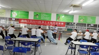 青島三區員工正在進行拔河比賽 青島三區員工正在進行拔河比賽