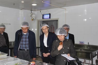 煙臺市教育局領導參觀我公司育才中學餐廳