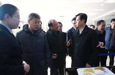 郭樹清省長觀看餐廳智能結算系統 郭樹清省長觀看餐廳智能結算系統