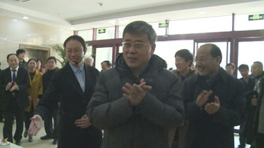 郭樹清省長鼓掌祝賀餐廳試營業 郭樹清省長鼓掌祝賀餐廳試營業