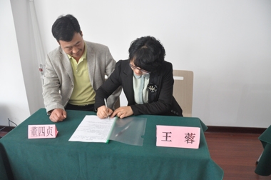 采購中心王總與新餐廳經理簽訂幫扶協議 采購中心王總與新餐廳經理簽訂幫扶協議