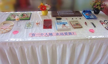 “關(guān)愛母親,慈母展區(qū)”中的各種物件 “關(guān)愛母親,慈母展區(qū)”中的各種物件
