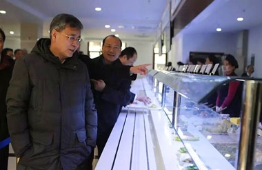 郭樹清省長觀看餐廳的菜品 郭樹清省長觀看餐廳的菜品