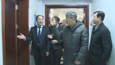 郭樹清省長向餐廳員工打招呼 郭樹清省長向餐廳員工打招呼