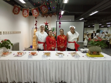 餐廳員工展示為美食節特別準備的服裝 餐廳員工展示為美食節特別準備的服裝