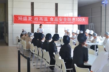 天津大眾餐廳員工正在進行食品安全知識搶答