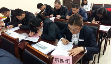  學員正在進行考試