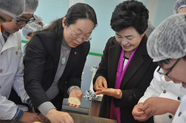 隋校長、樸校長與學生們一起包餃子