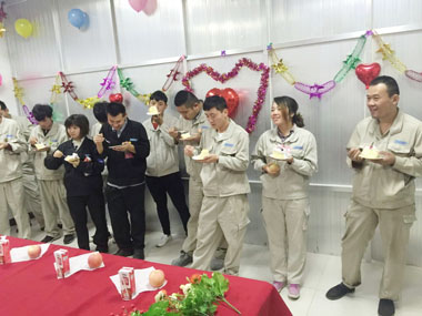 膠南海爾微波餐廳為甲方員工集體慶祝生日 膠南海爾微波餐廳為甲方員工集體慶祝生日