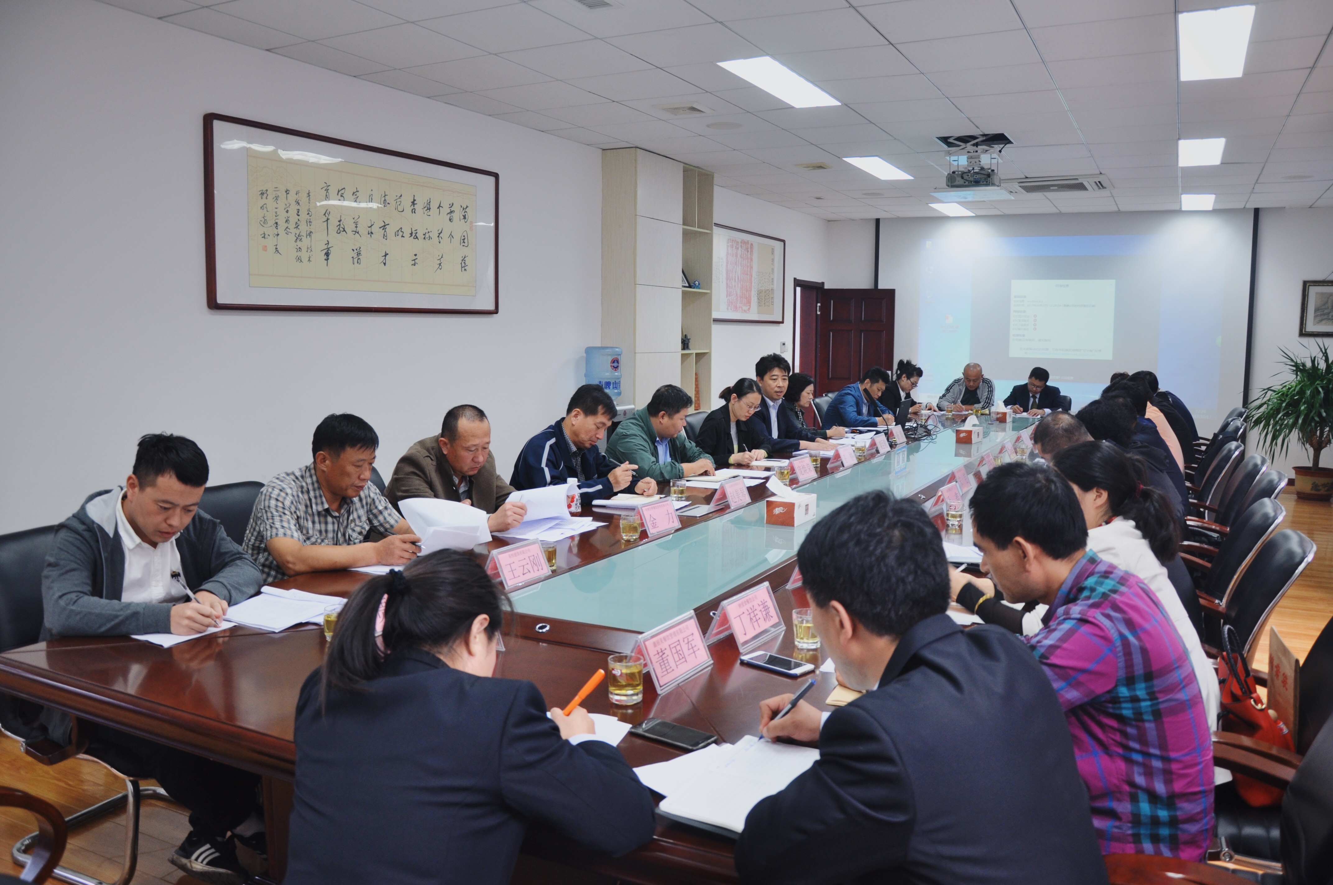 黃島區教體局安全辦主任欒巨輪攜餐飲公司代表觀摩健力源實驗中學餐廳