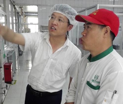 安全管理部人員在餐廳現場檢查