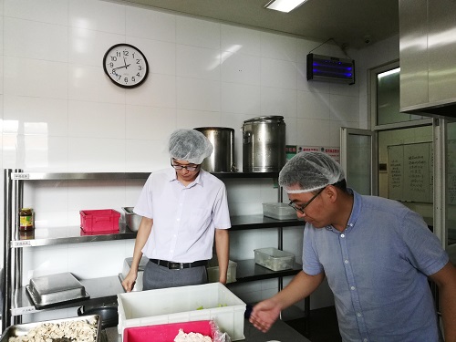 體系管理部人員在餐廳現場檢查