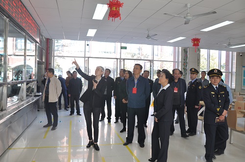 青島市西海岸新區聯合執法檢查團蒞臨實驗中學健力源餐廳調研食品安全工作