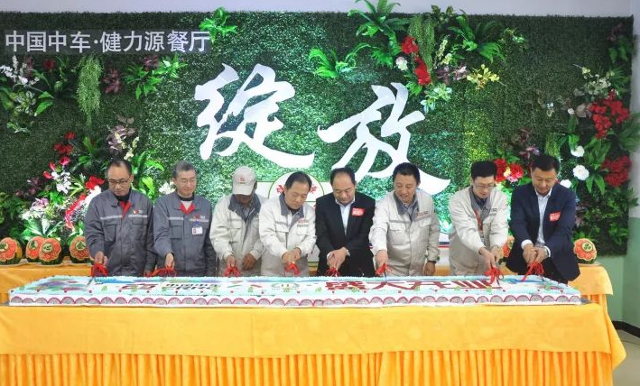 雙方領導一同切開開業大蛋糕~