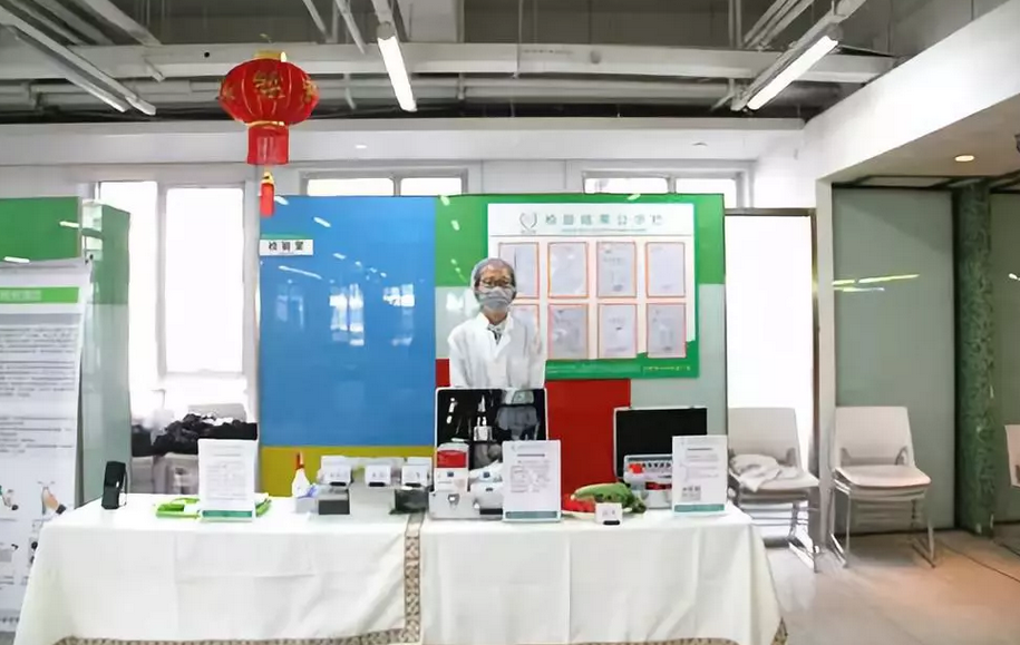 體系人員現場進行食材檢測