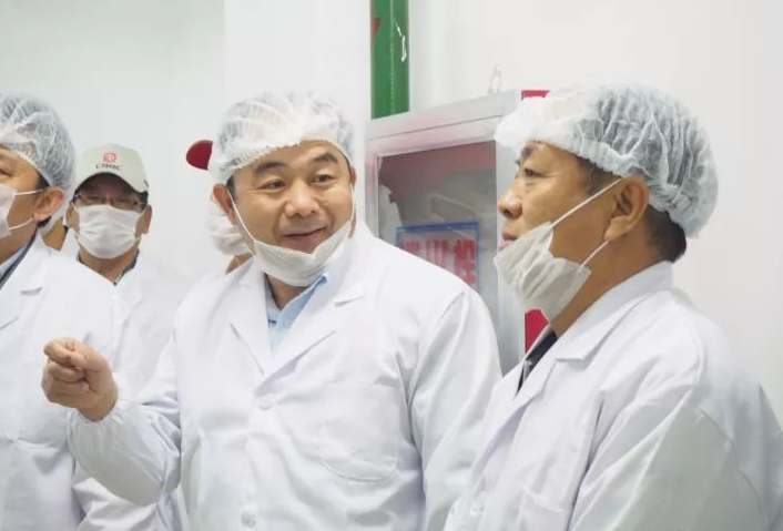 甲方領導和薦董一同參觀餐廳