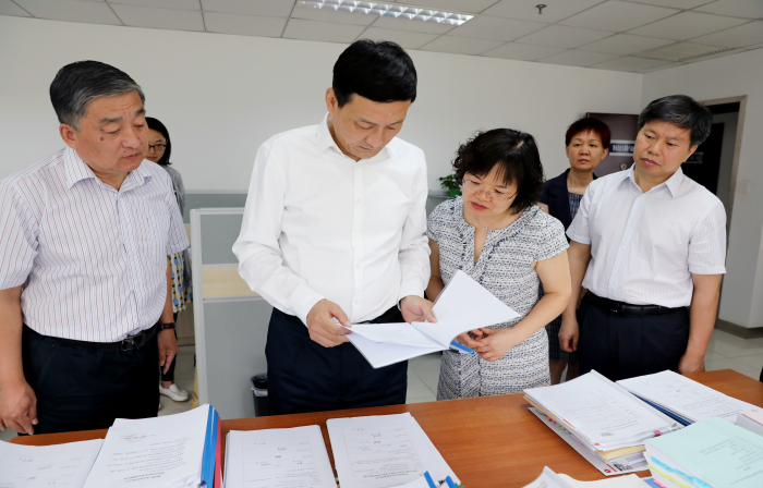 肖亞慶在調研食品審評中心時強調 把食品安全“四個最嚴”的要求 切實落實到食品審評實踐中