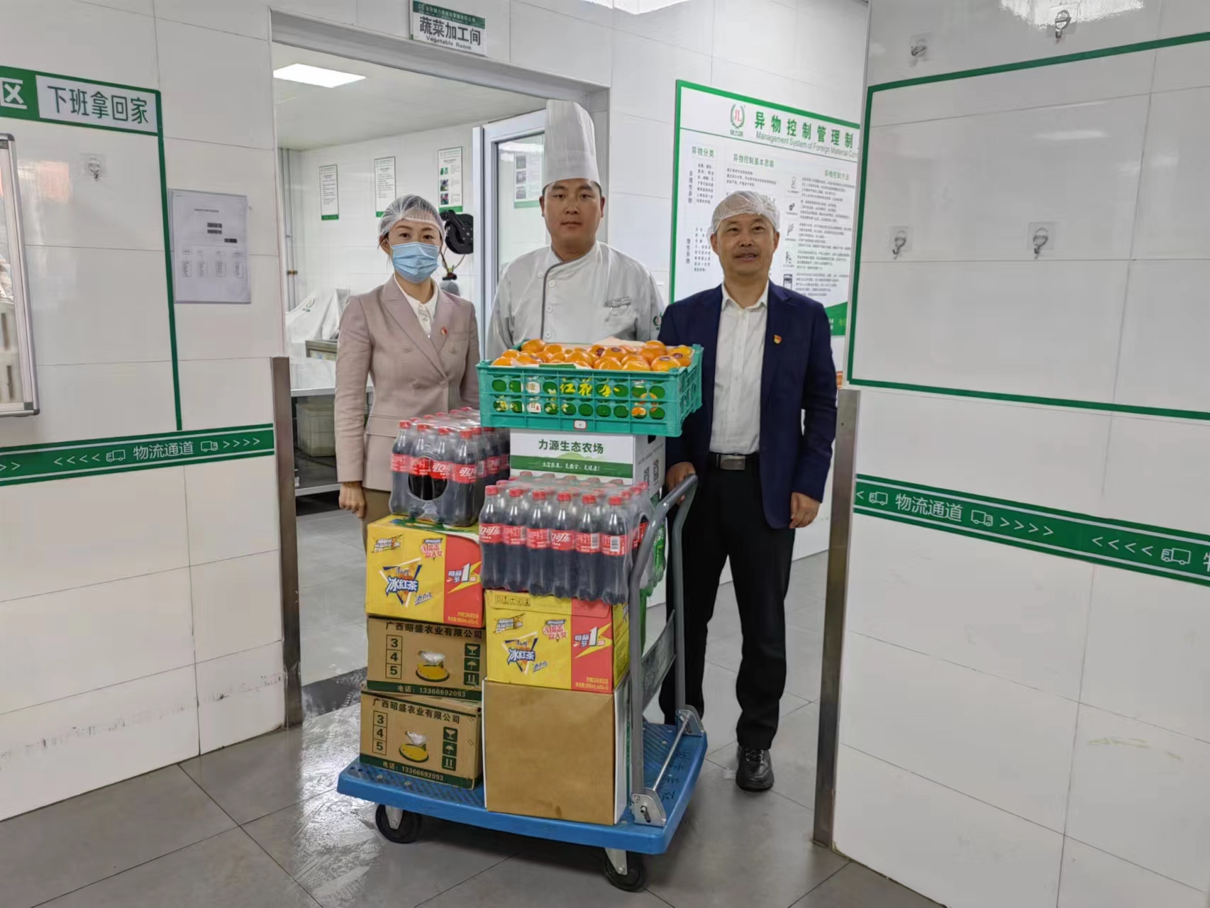 堅守一線戰高溫  不忘關懷送清涼——集團各大區工會前往部分項目開展送清涼活動